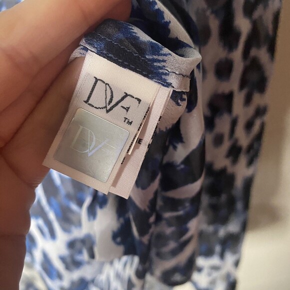 Diane von Furstenberg silk chiffon sheer Blue leopard Top sz 2 Oversized Button - Picture 6 of 10